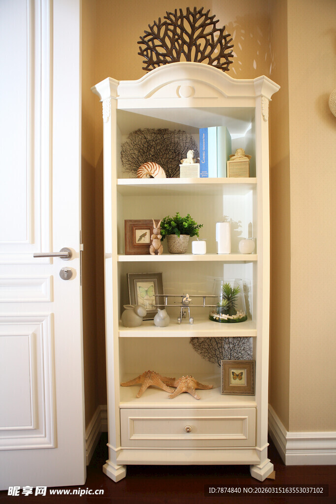 白色精美陈列柜及柜上物品