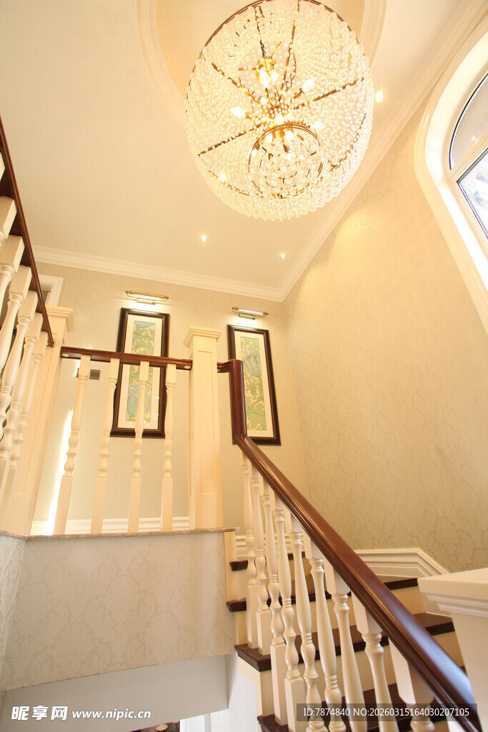 优雅室内楼梯与华丽吊灯