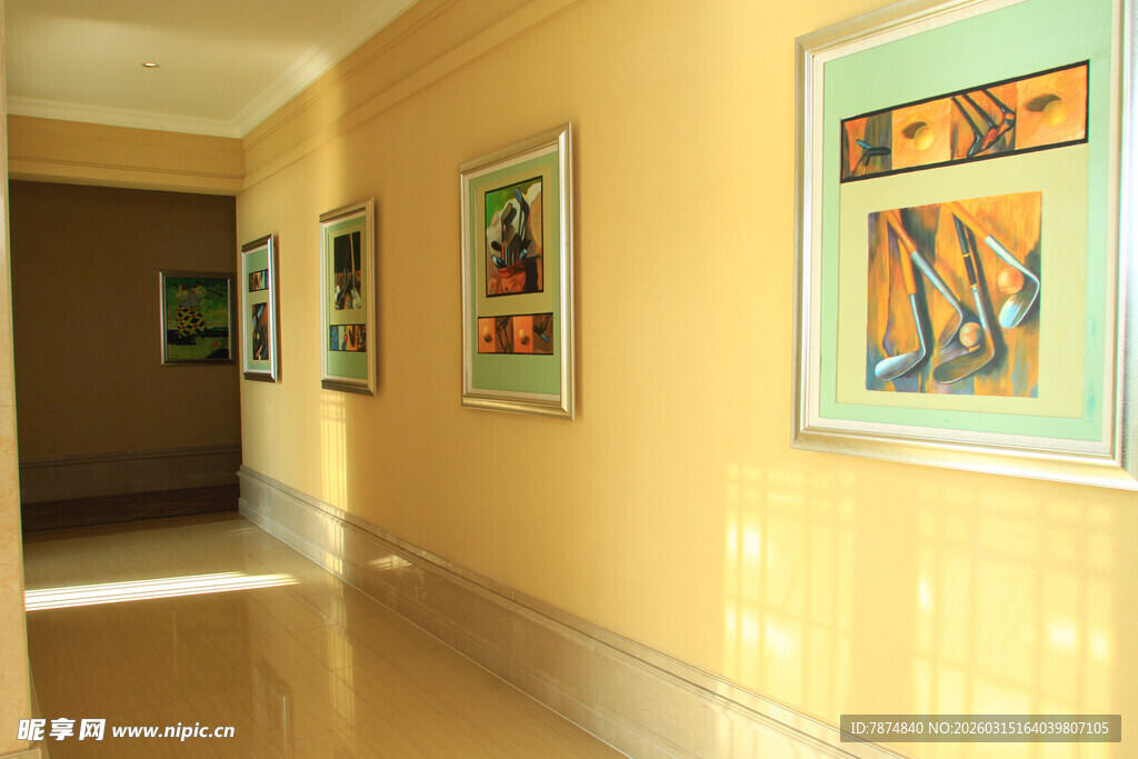 走廊墙上的多彩艺术画作