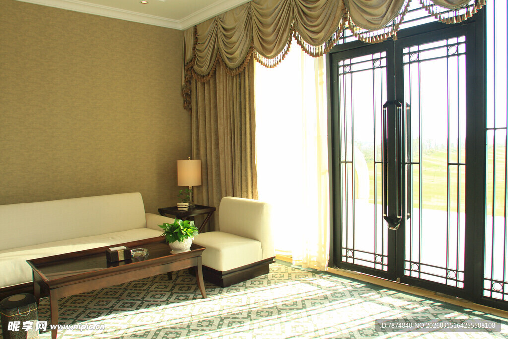 温馨客厅 落地窗尽显开阔