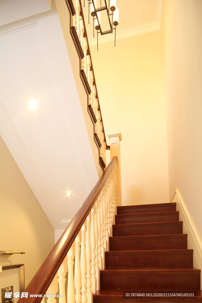 温馨室内木质楼梯景观