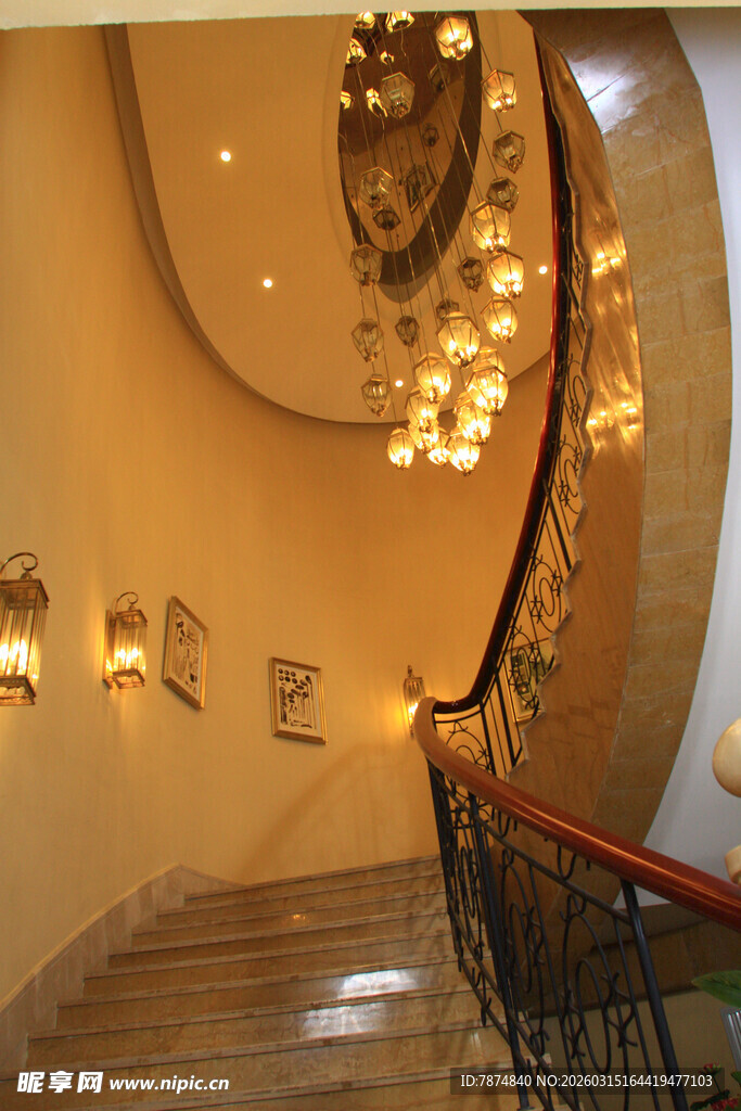 优雅旋转楼梯内部景观