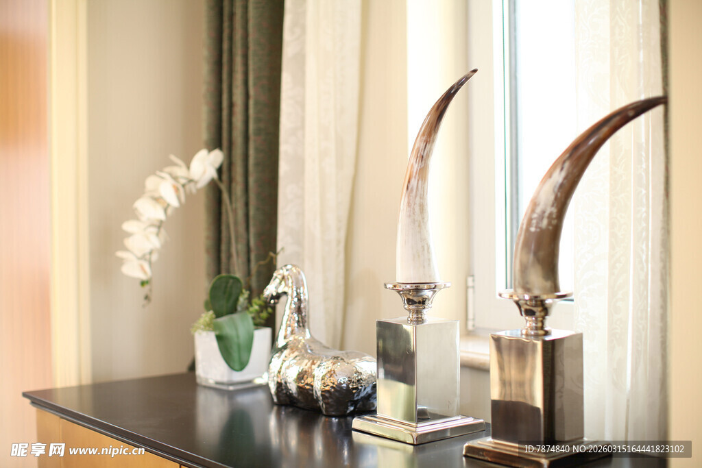 精致摆件装点的室内一角