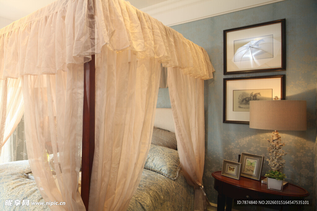 浪漫四柱床卧室温馨场景