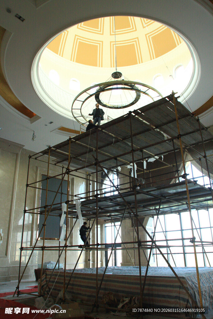 室内穹顶脚手架施工场景