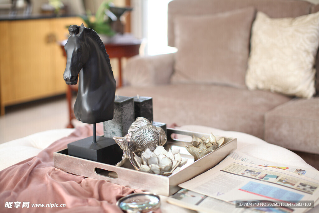 凌乱客厅中的清洁工具