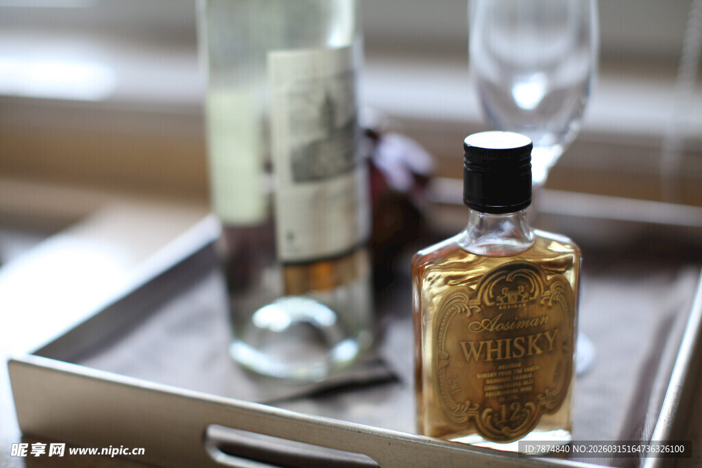 精致托盘上的瓶装酒