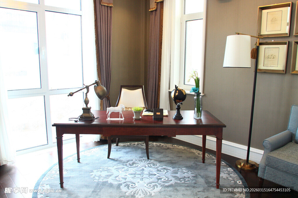 典雅书房内的精致书桌