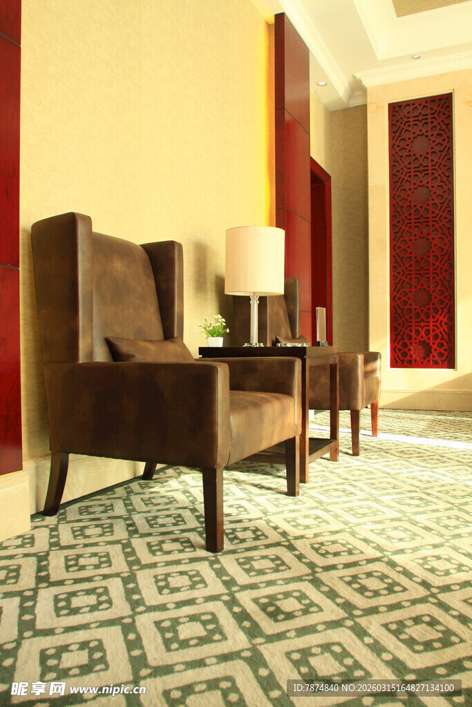 典雅室内棕色沙发与桌椅