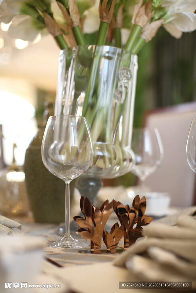 优雅餐桌布置的精致细节