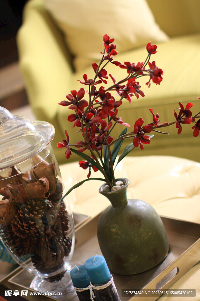 复古花瓶中的艳丽插花