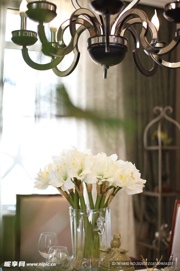 优雅室内花卉与吊灯景致