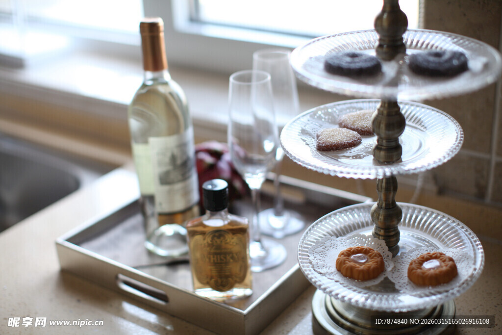 精致甜点与美酒组合