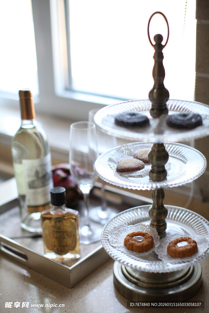 三层架上的精致甜点与酒