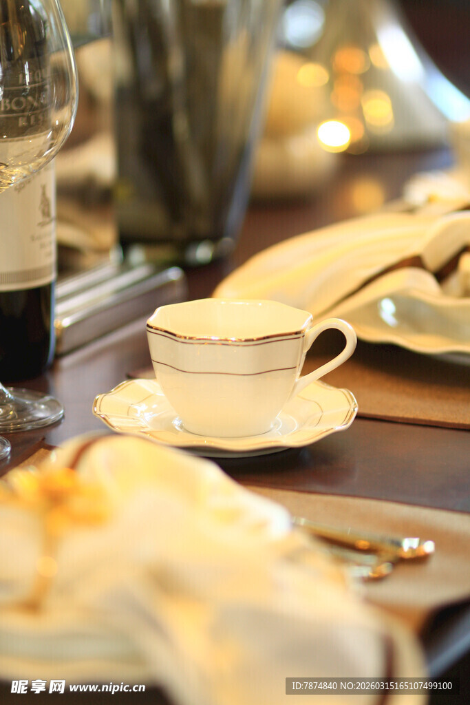 精致餐桌布置的餐食景象