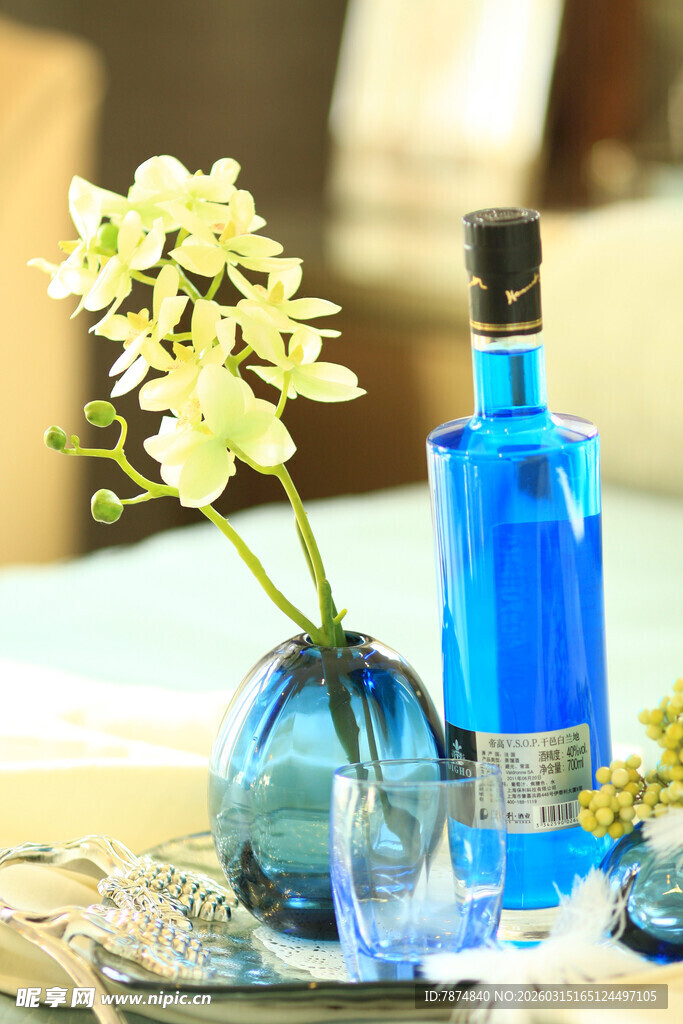 蓝色酒瓶与雅致插花摆件