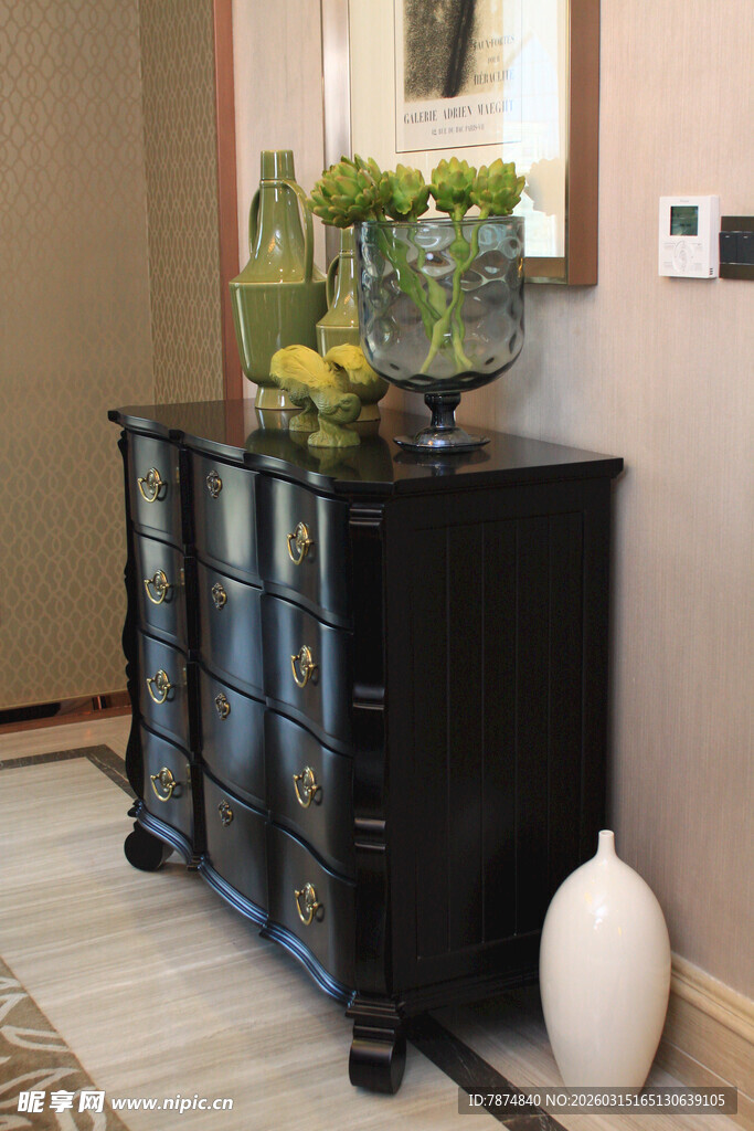 复古黑柜搭配绿植装饰
