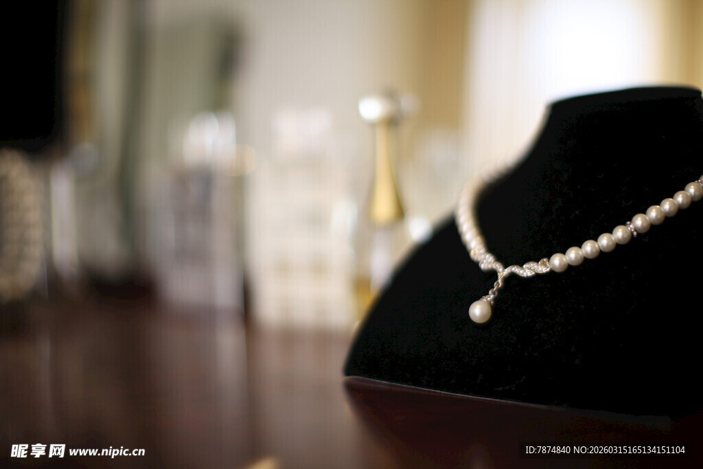 优雅珍珠项链展示