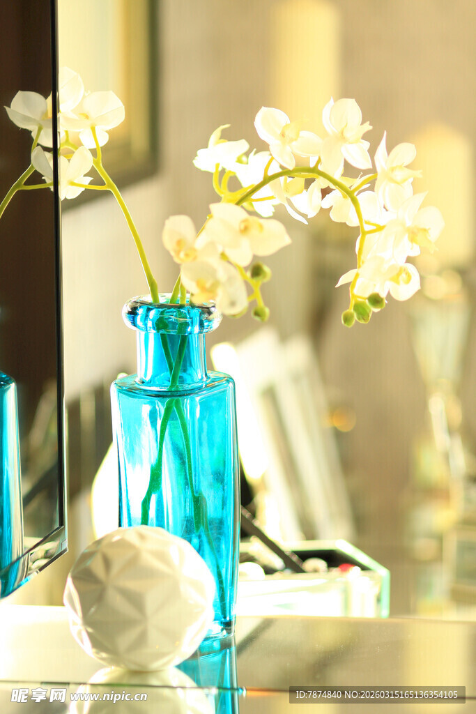 蓝色花瓶中的素雅白花