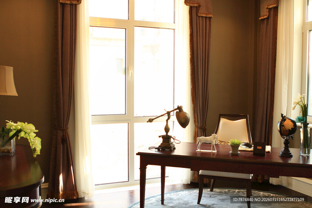 复古书房内的优雅办公场景