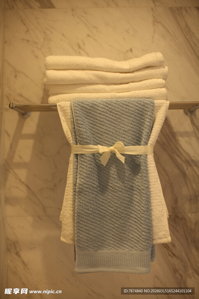 浴室毛巾架上的叠放毛巾