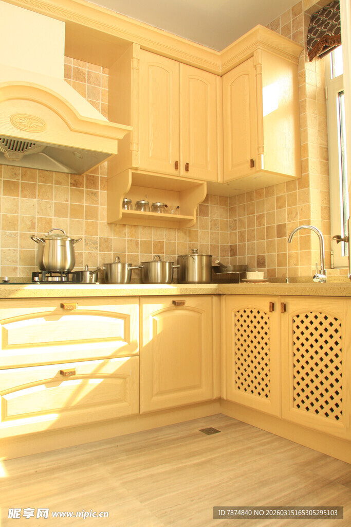 温馨木质厨房空间展示