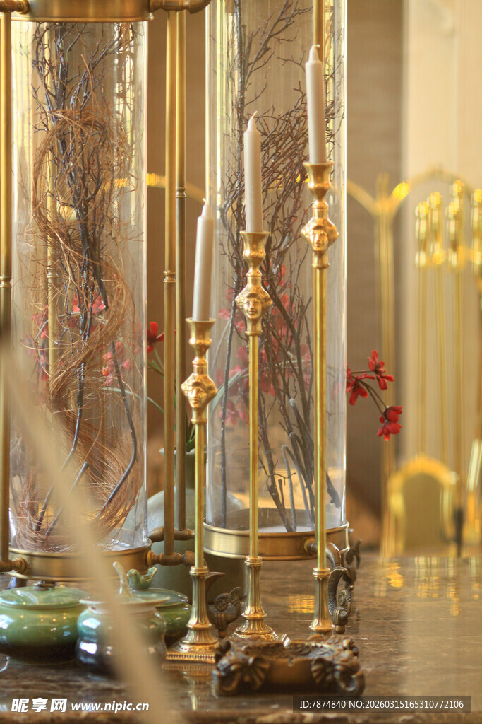 精致金属烛台摆件展示