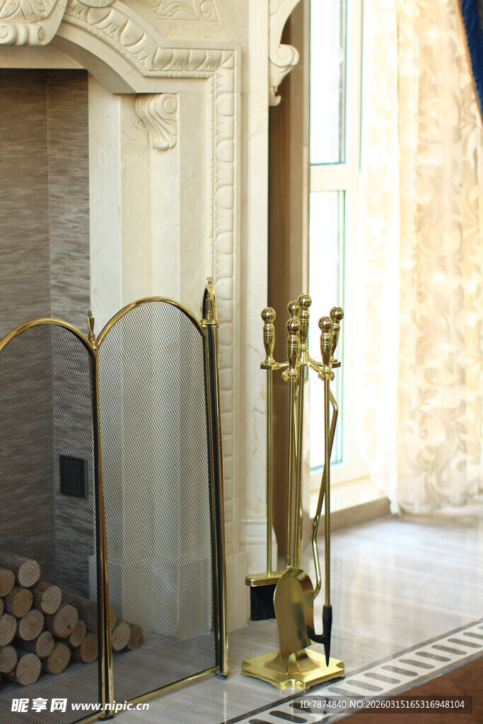 古典风格金色烛台与屏风