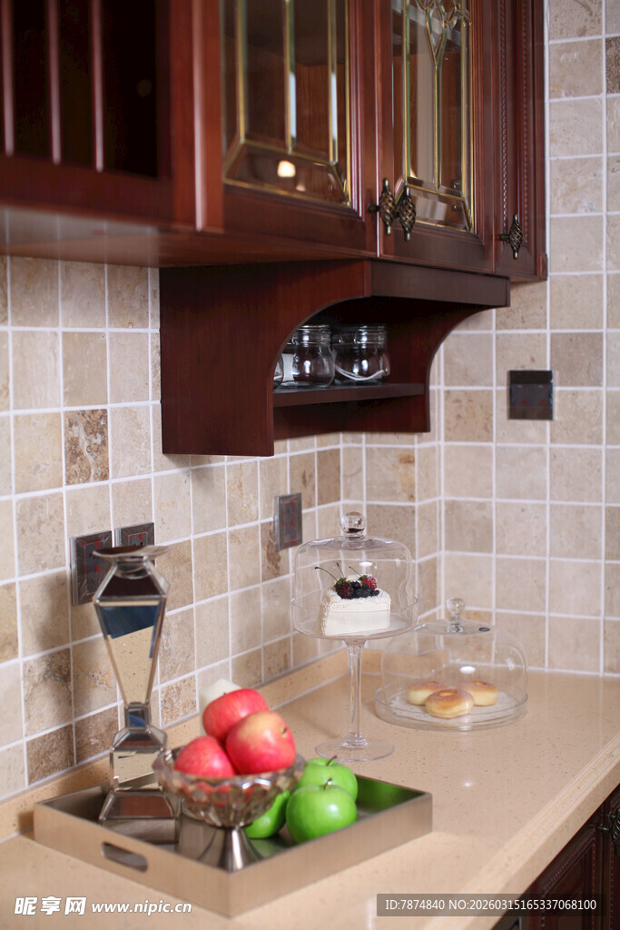 温馨厨房一角的水果陈设