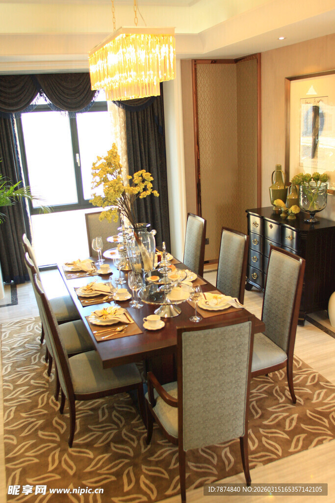 豪华餐厅室内精致餐桌布置