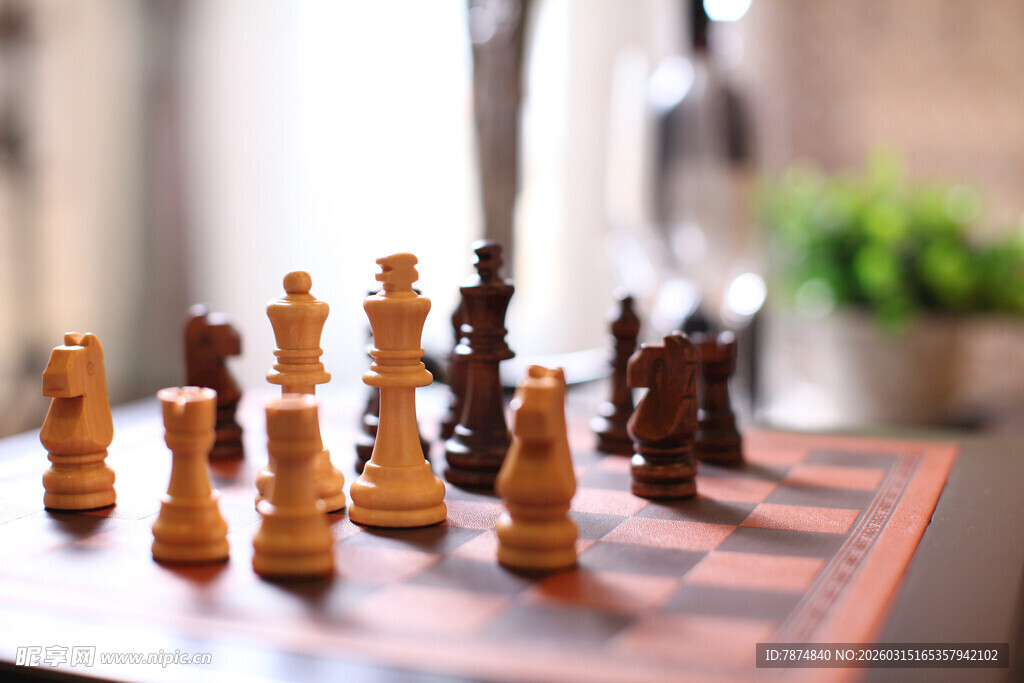 棋盘上的精美木质国际象棋