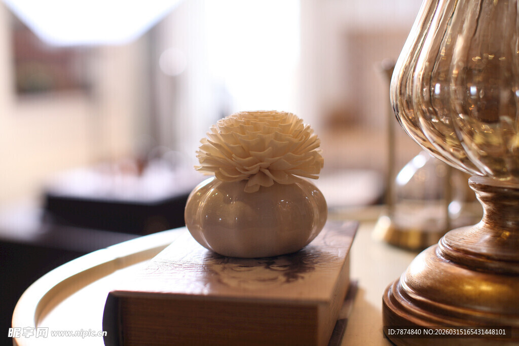 复古台灯旁的精致摆件
