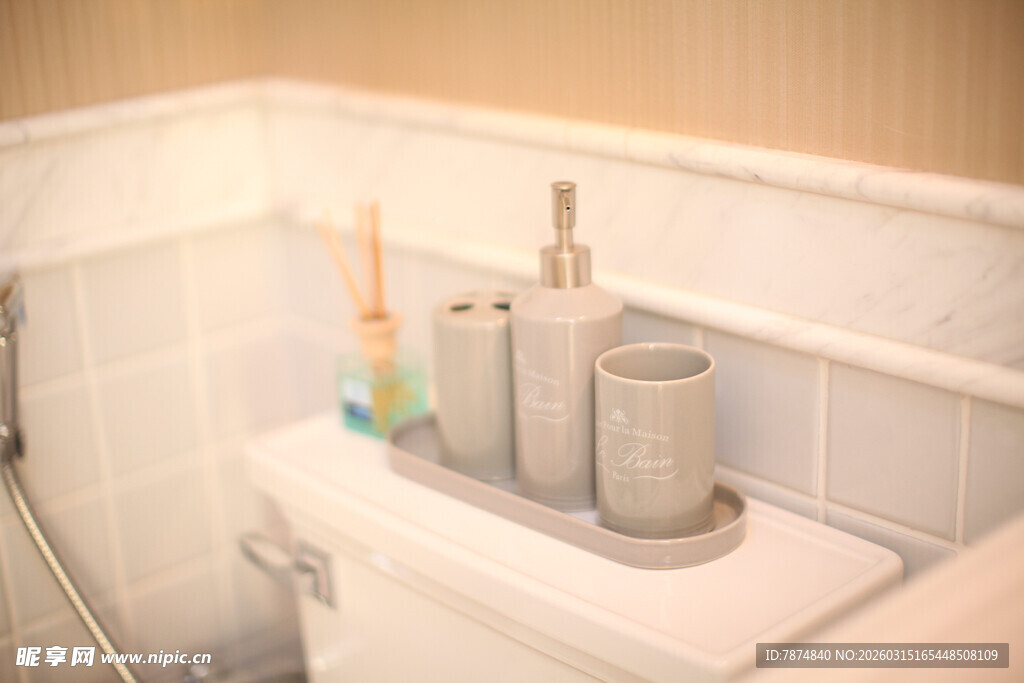 浴室角落的简约洗漱用品