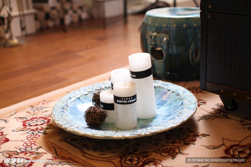 复古盘上的精致瓶罐