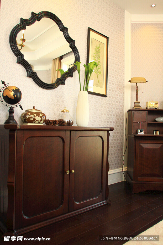 复古木质边柜与装饰镜
