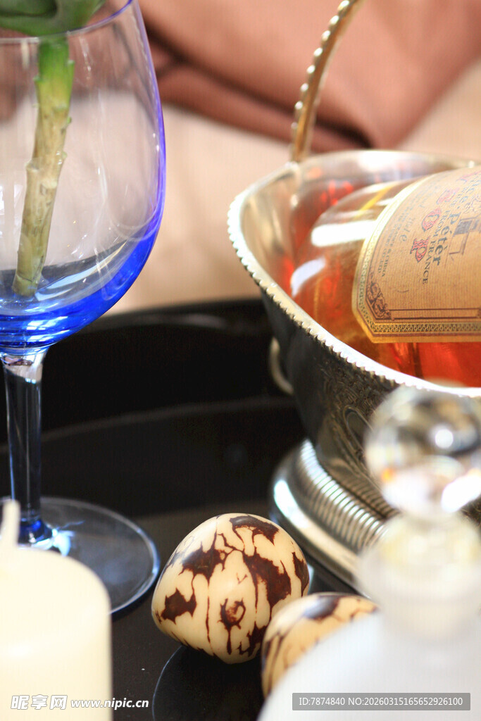 精致酒杯与装饰物件