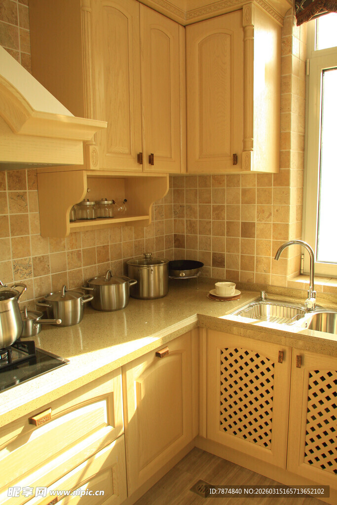 温馨木质厨房一角