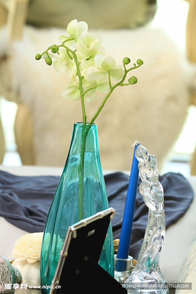 蓝绿色花瓶中的清新花卉