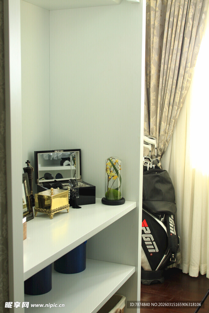 简约室内置物架一角