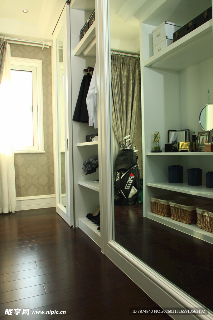 现代简约风格的宽敞衣帽间