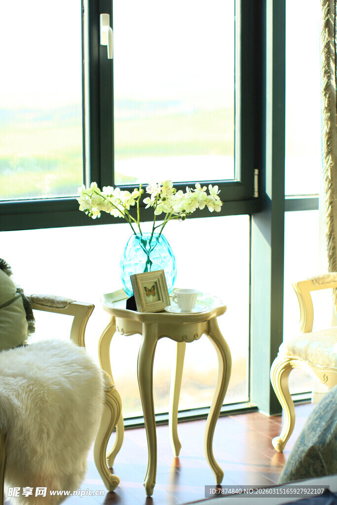 温馨室内窗边精致小角落