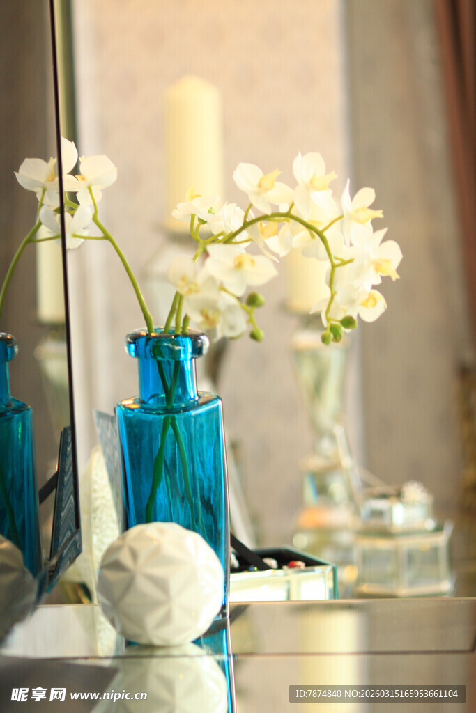 蓝色花瓶配白色花卉摆件