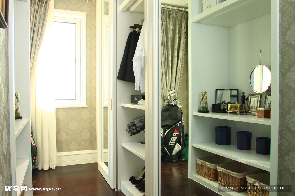 简约明亮的开放式衣帽间