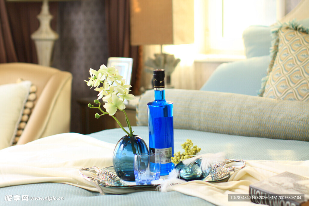 蓝色花瓶装点温馨客厅