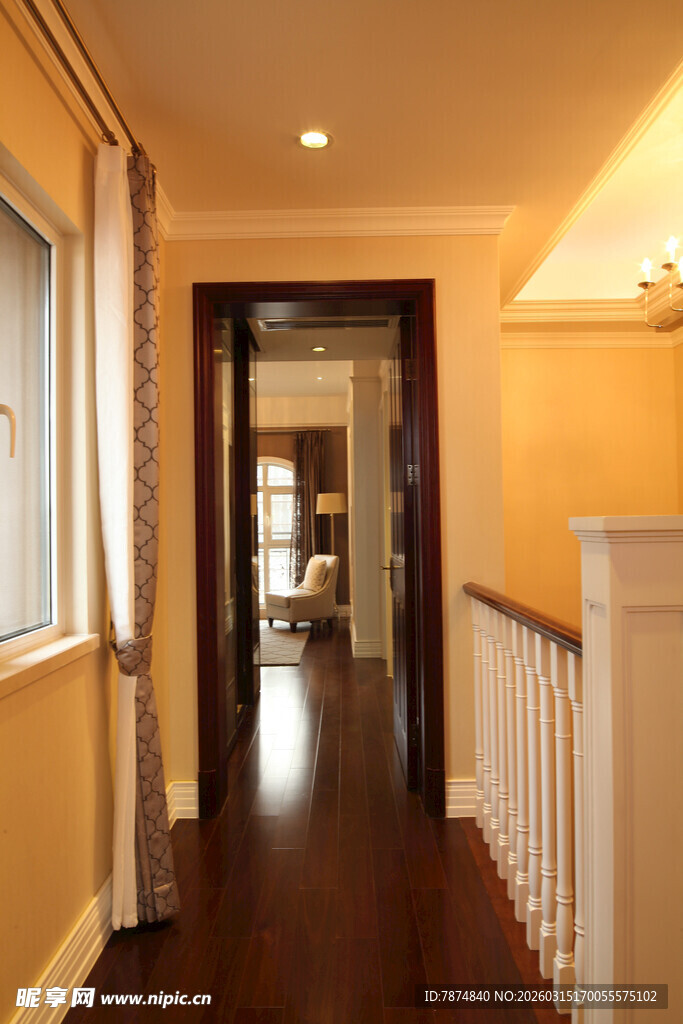 温馨暖色调的家居走廊空间