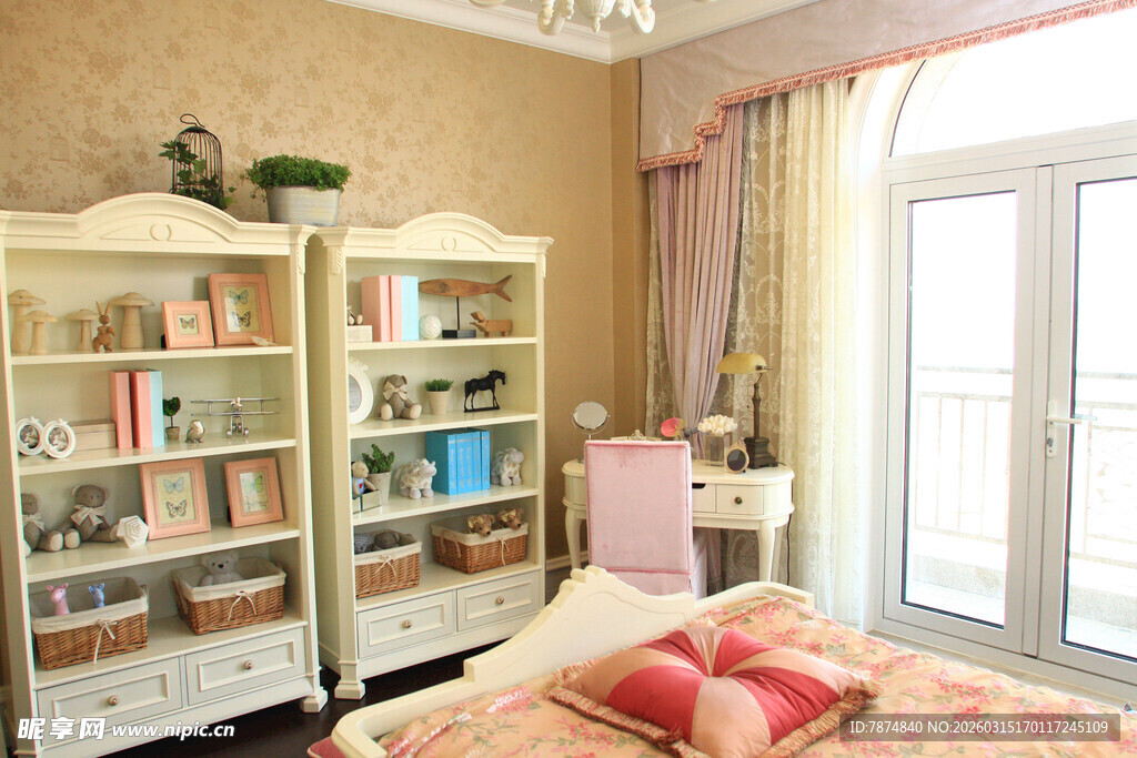 温馨卧室 雅致书架与床榻