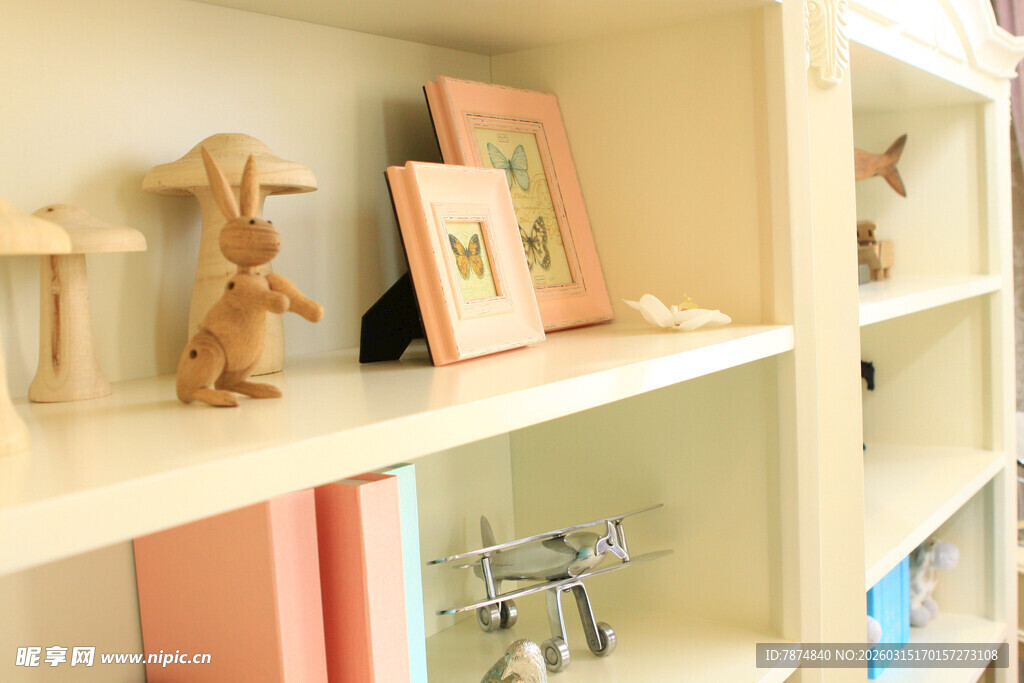 简约书架上的精致小摆件