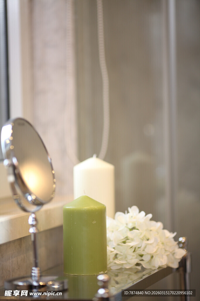 精致梳妆台上的温馨摆件