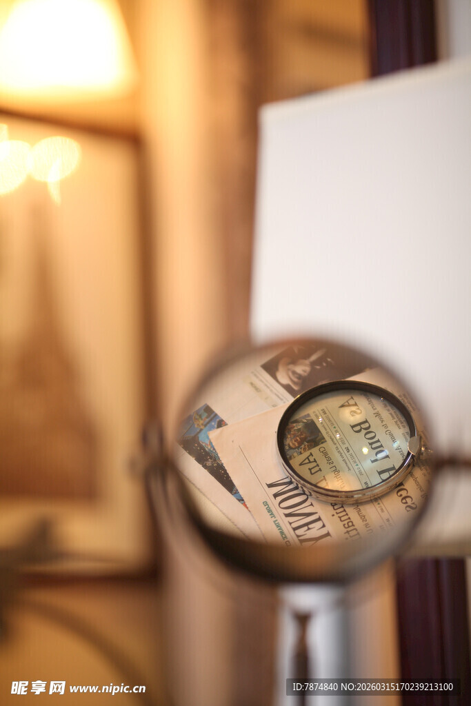 金属圆球中的室内景象