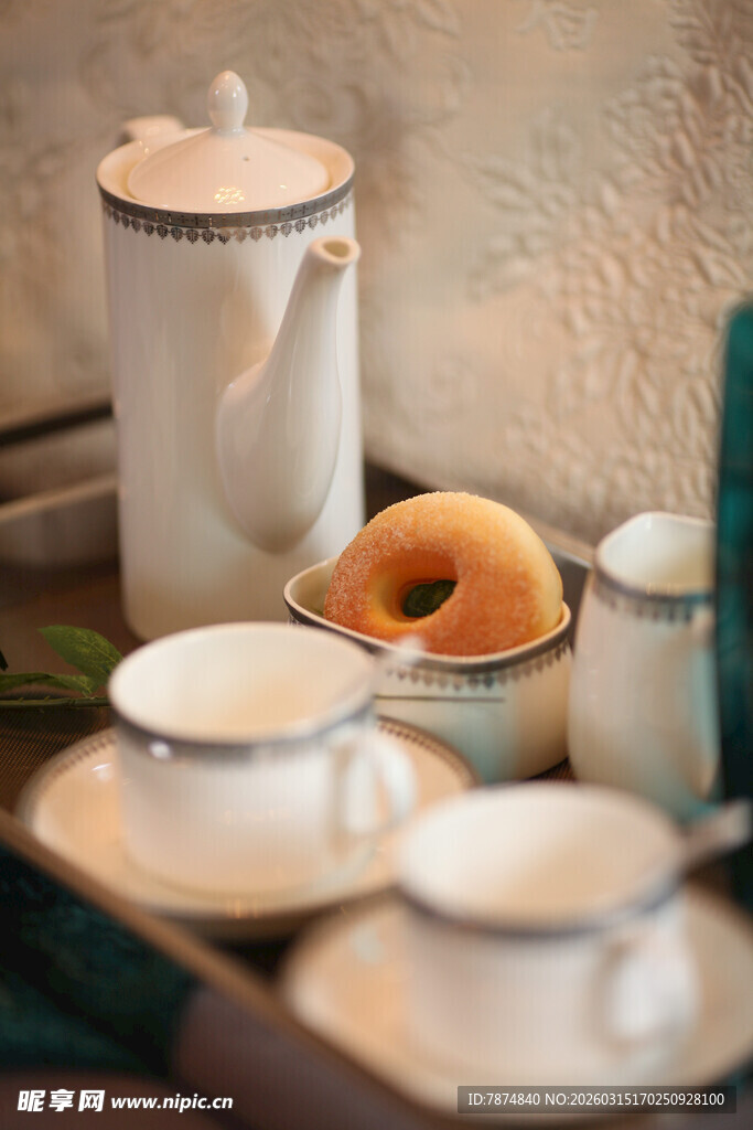 复古茶具搭配美味甜甜圈